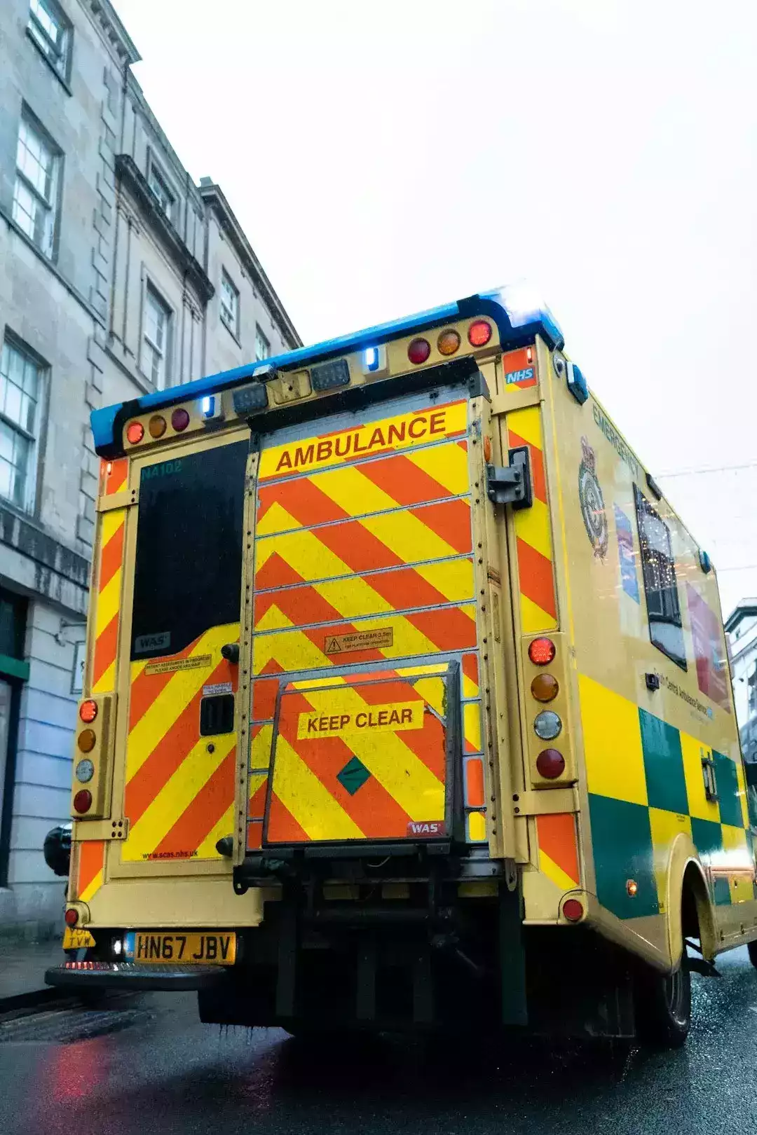 Adana'da ambulans ve halk otobüsü arasında yol verme tartışması