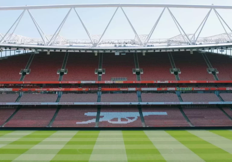 Champions Arsenal come from behind to beat Chelsea