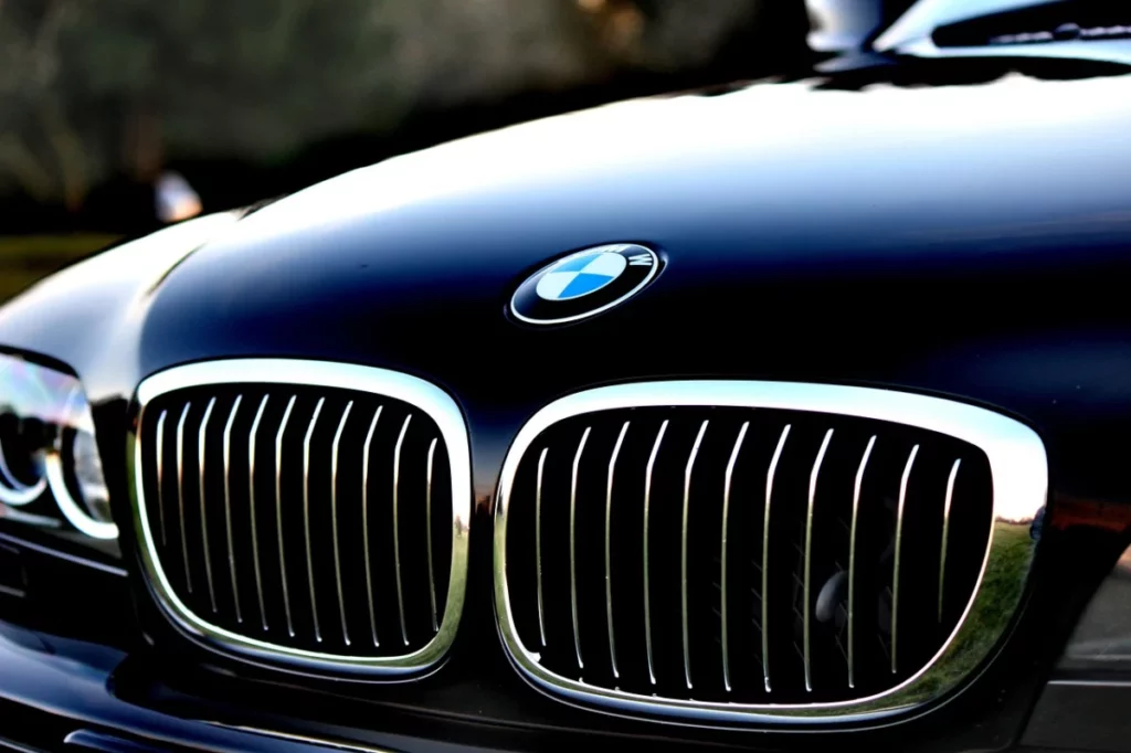 Dangerous Car Repairs While Driving: Safety Risks and Safer Alternatives