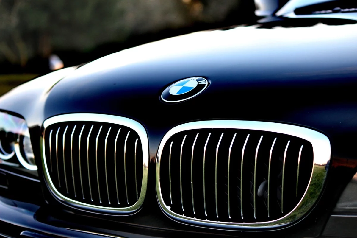 Dangerous Car Repairs While Driving: Safety Risks and Safer Alternatives