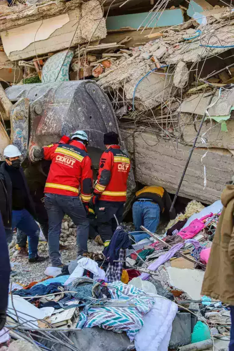 Eyüpsultan toprak kayması: Apartmandaki 25 kişi tedbir amaçlı tahliye edildi