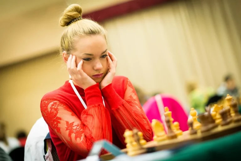 Rybakina sweeps past Osaka to close in on number one ranking