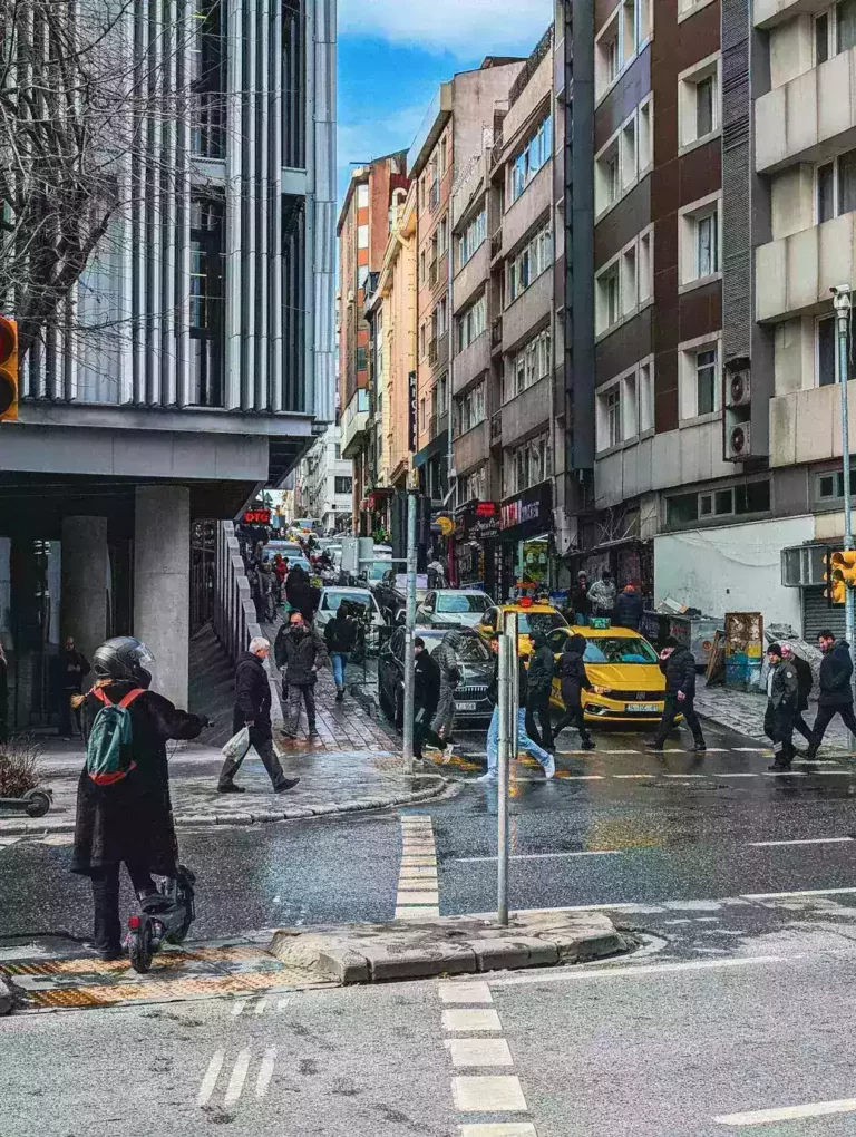 Şişhane’de iki İETT otobüsü çarpışması: yağ dökülmesi ve yol güvenliği analizi