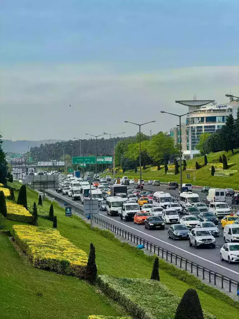 Bayrampaşa yol verme kavgası: Otomobil ile minibüs sürücüleri tekme yumrukla birbirine saldırdı