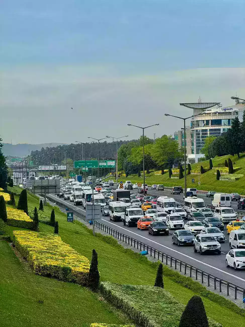 Bayrampaşa yol verme kavgası: Otomobil ile minibüs sürücüleri tekme yumrukla birbirine saldırdı