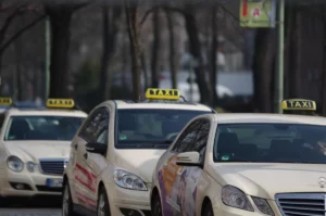 İzmir'de ilk TOGG taksi yollarda: Behçet Uz Çocuk Hastanesi taksi durağında hizmet başladı