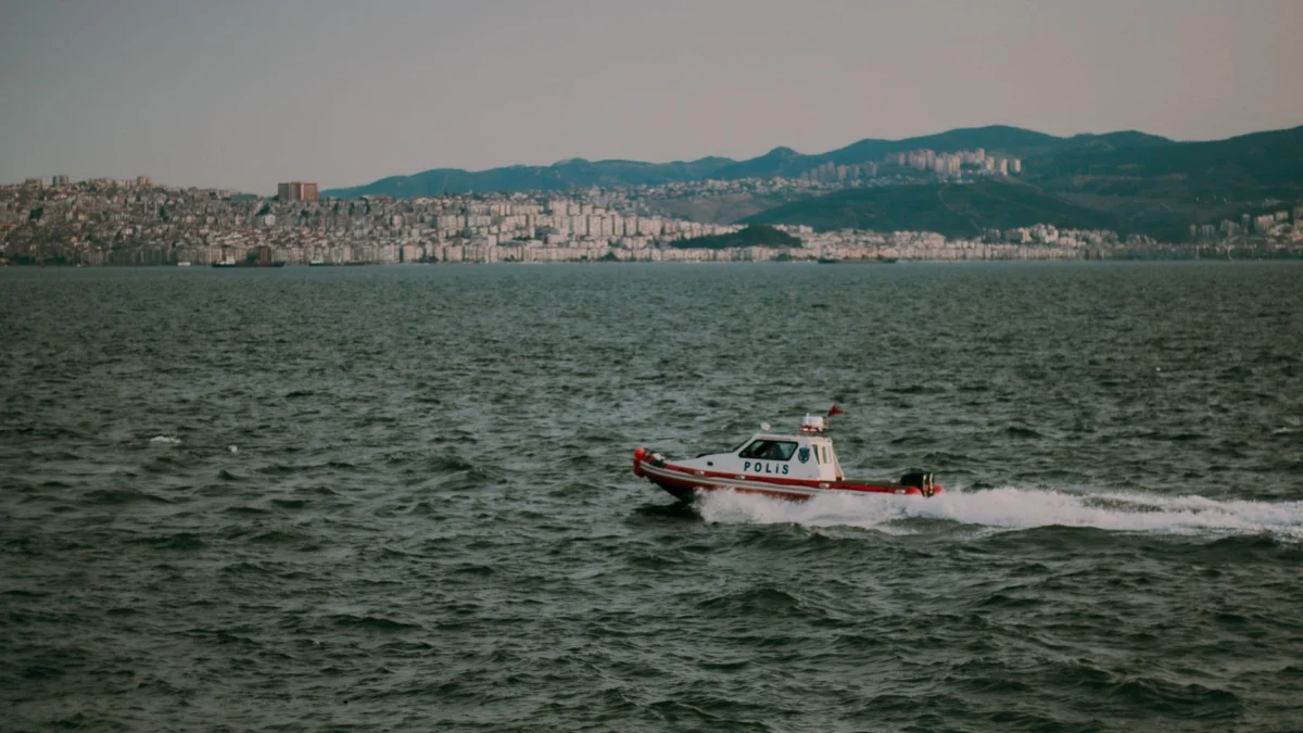 Pendik'te sel sularına kapılan 2 kişiyi arama çalışması başlatıldı
